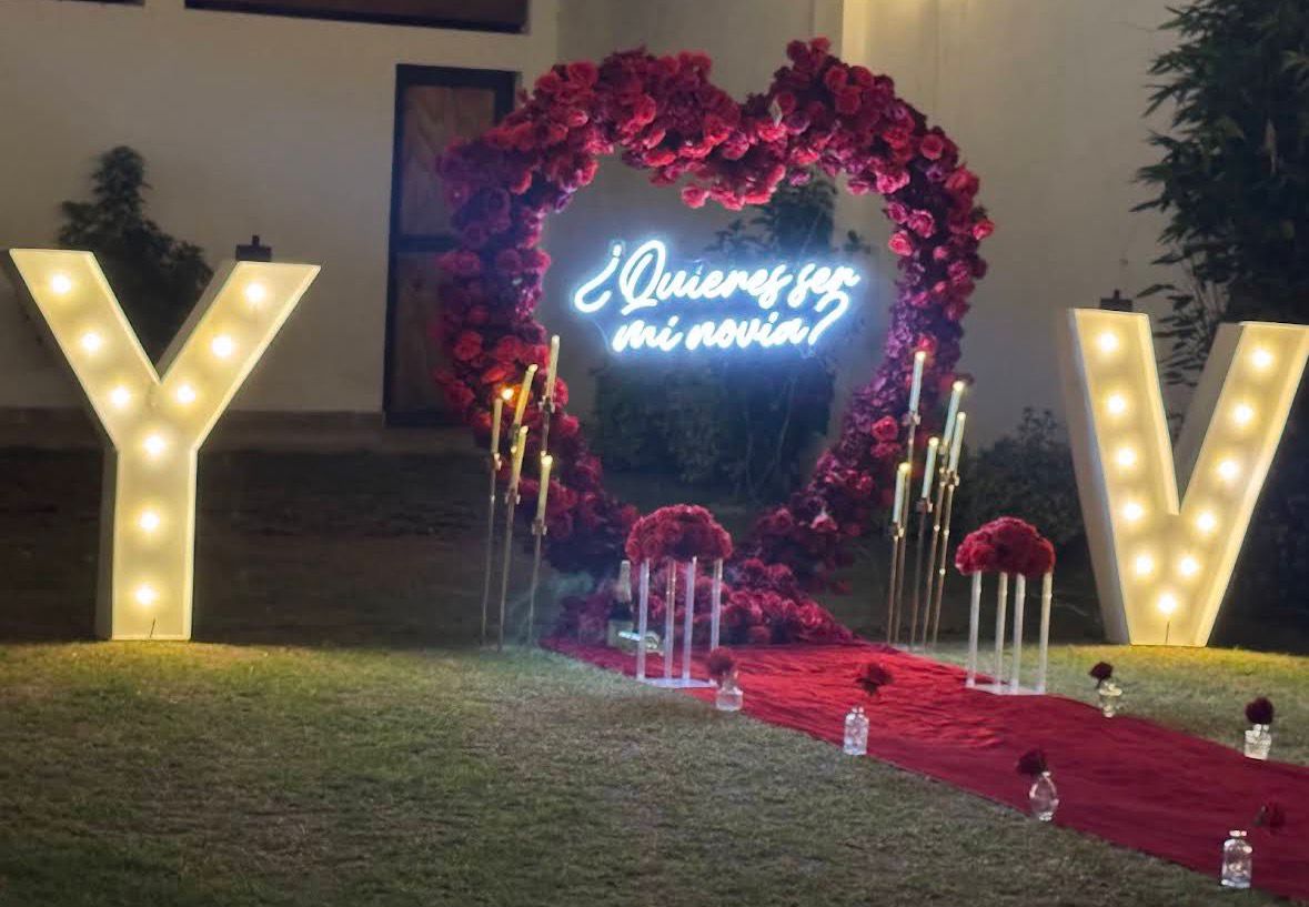 Decoración con arco de flores y letras gigantes para XV años